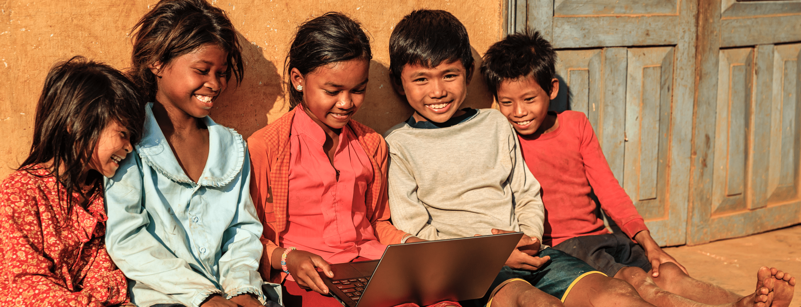 kids-looking-at-computer-homepage-image